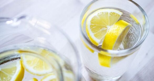 Pievienojot ūdenim citronu sulu, būs vieglāk ievērot ūdens diētu. 