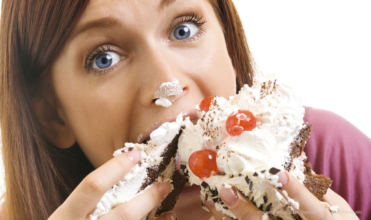 meitene ēd kūku un kļūst labāk, kā zaudēt svaru