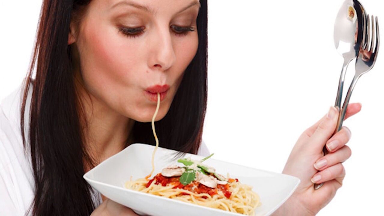 sieviete, kas ēd spageti vēdera notievēšanai
