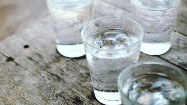 Lietojot diurētiskos līdzekļus svara zaudēšanai, jums jādzer daudz ūdens. 